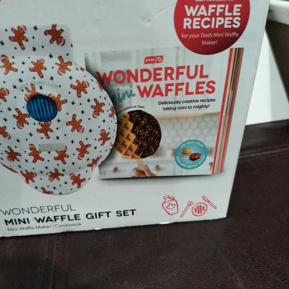 Ash Gingerbread Mini Waffle Maker Gift Set - White